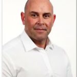 Darren Carter performance style mixing spontaneity confidence and crowd interaction