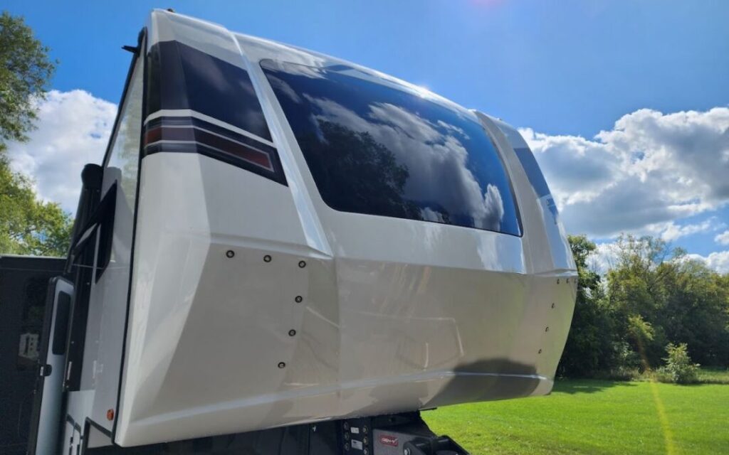 rv-windshield-replacement-wisconsin-1080x675
