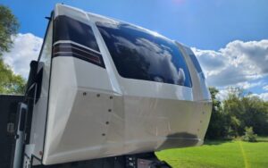 rv-windshield-replacement-wisconsin-1080x675